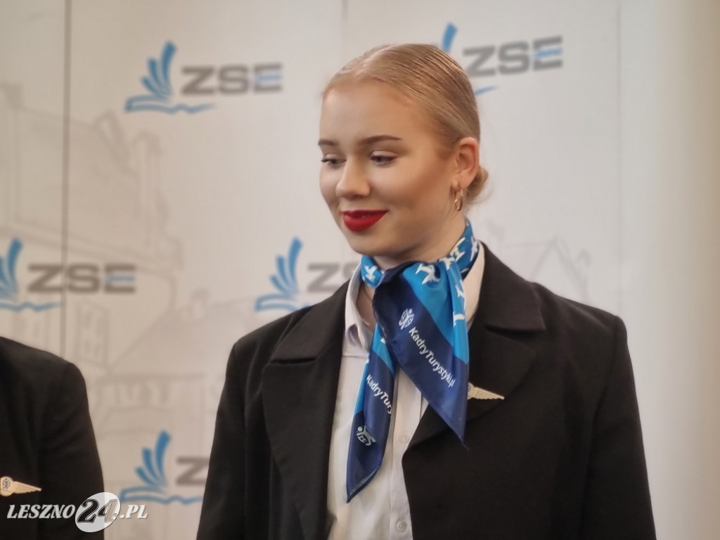 Kurs w ZSE - Jak zostać stewardesą i stewardem linii lotniczych