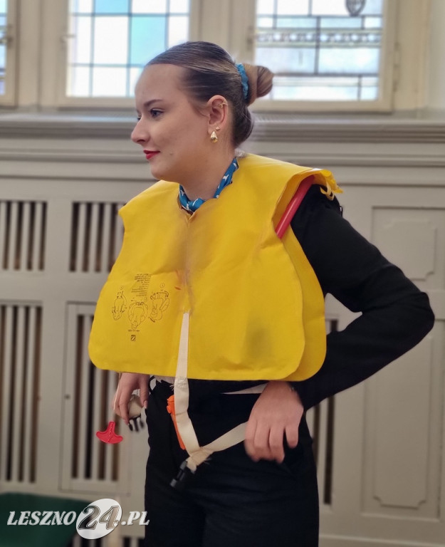 Kurs w ZSE - Jak zostać stewardesą i stewardem linii lotniczych