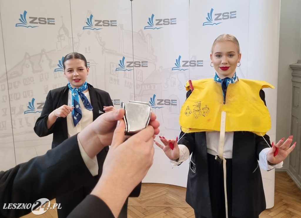 Kurs w ZSE - Jak zostać stewardesą i stewardem linii lotniczych