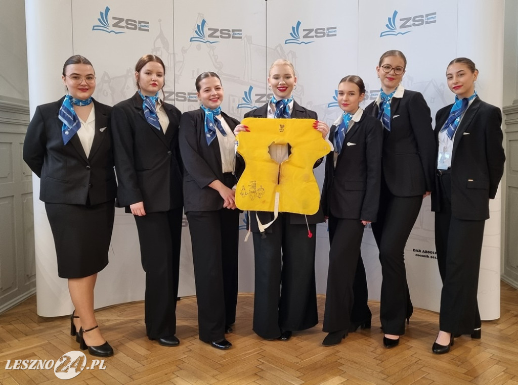 Kurs w ZSE - Jak zostać stewardesą i stewardem linii lotniczych