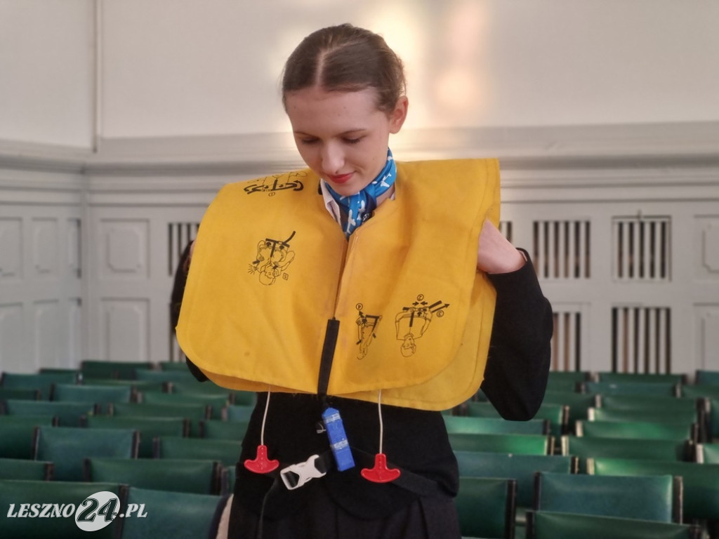 Kurs w ZSE - Jak zostać stewardesą i stewardem linii lotniczych