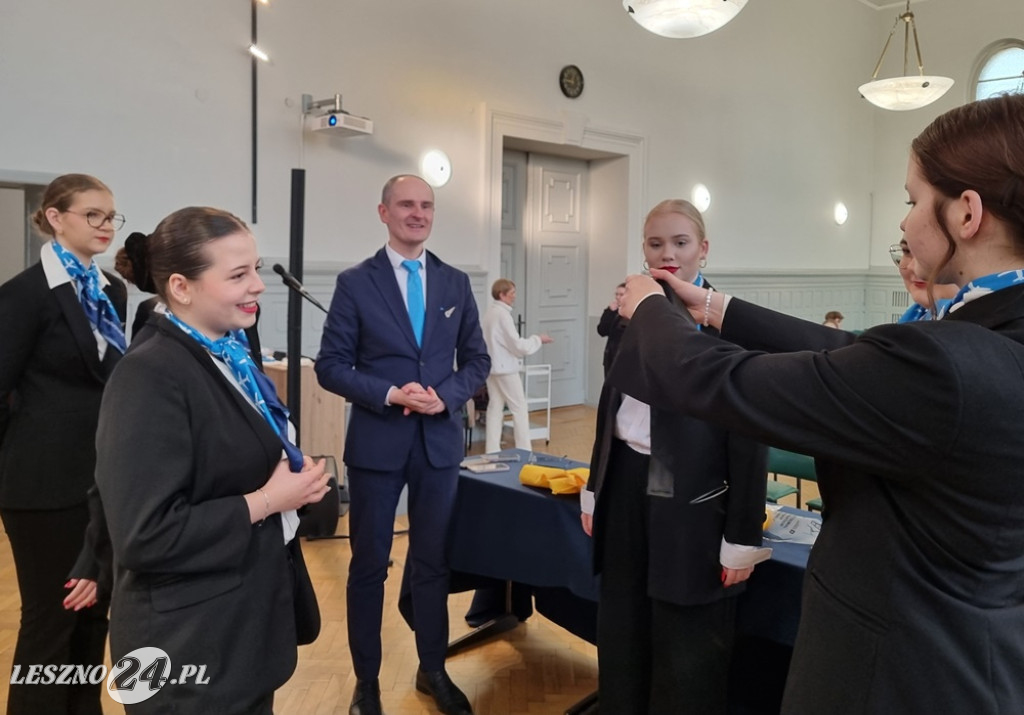 Kurs w ZSE - Jak zostać stewardesą i stewardem linii lotniczych