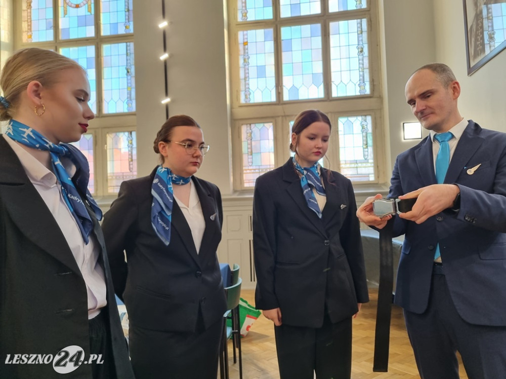 Kurs w ZSE - Jak zostać stewardesą i stewardem linii lotniczych