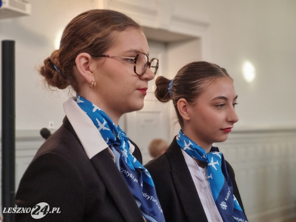 Kurs w ZSE - Jak zostać stewardesą i stewardem linii lotniczych