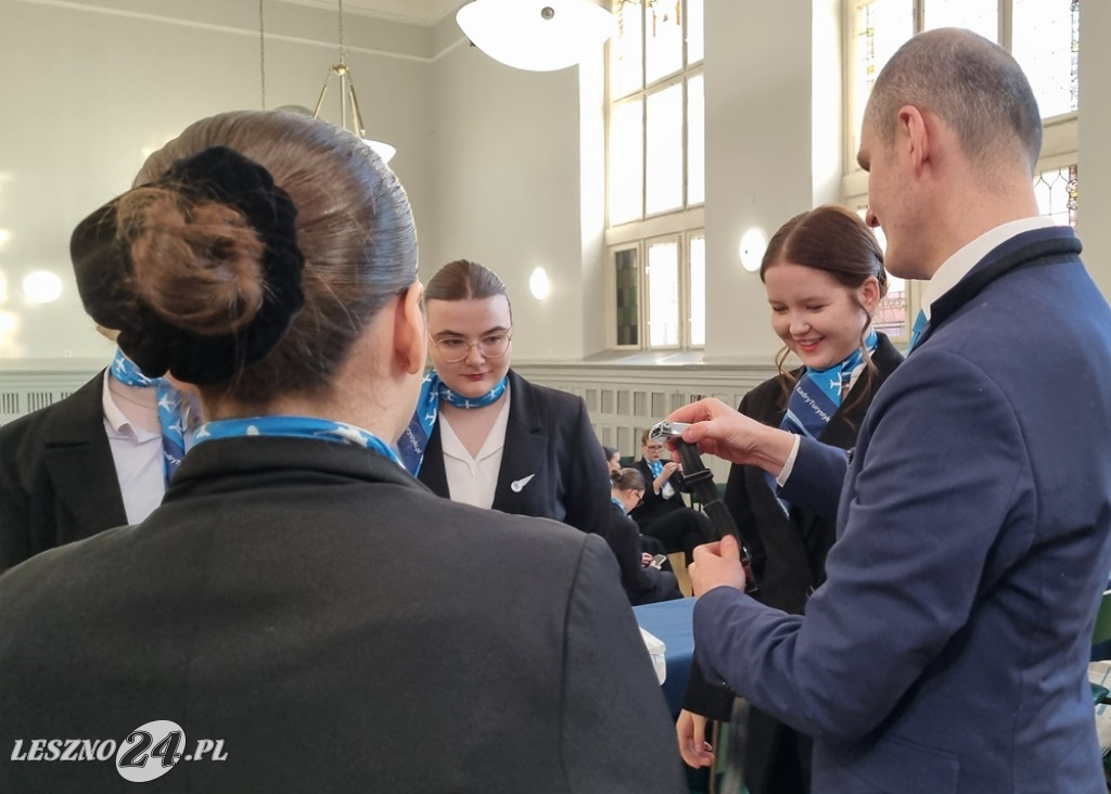 Kurs w ZSE - Jak zostać stewardesą i stewardem linii lotniczych