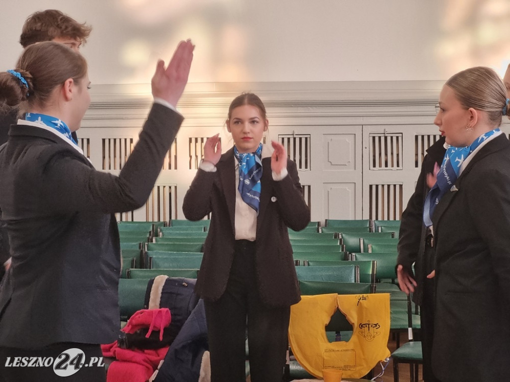 Kurs w ZSE - Jak zostać stewardesą i stewardem linii lotniczych