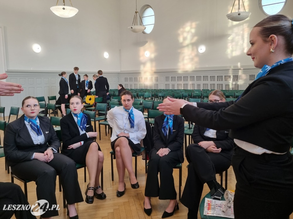 Kurs w ZSE - Jak zostać stewardesą i stewardem linii lotniczych