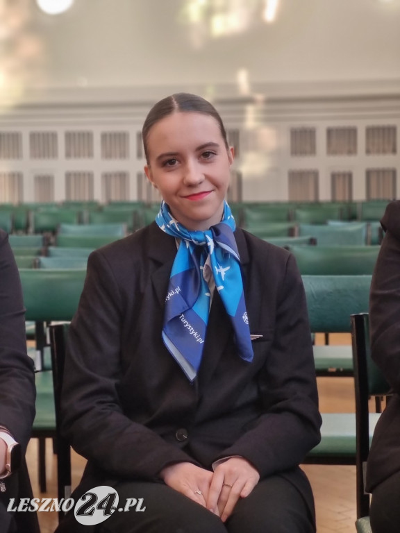 Kurs w ZSE - Jak zostać stewardesą i stewardem linii lotniczych
