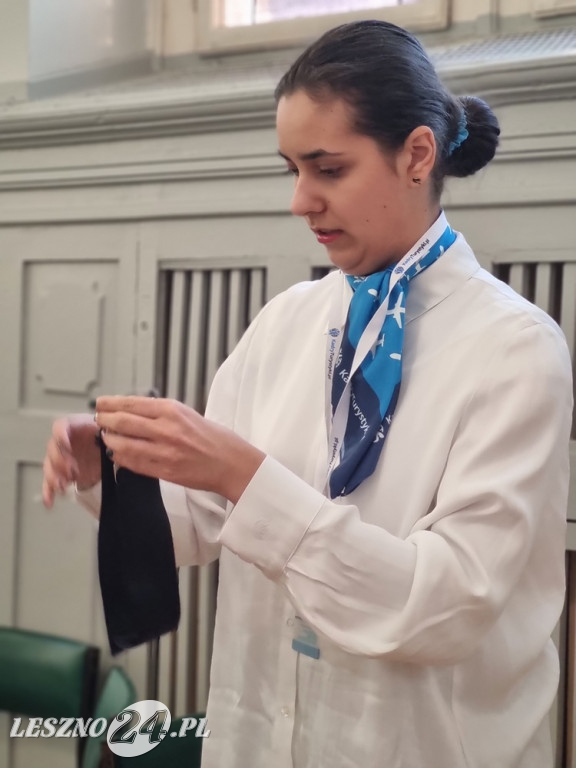 Kurs w ZSE - Jak zostać stewardesą i stewardem linii lotniczych