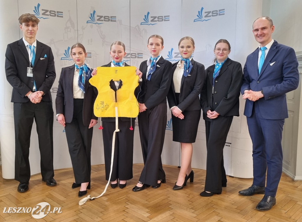 Kurs w ZSE - Jak zostać stewardesą i stewardem linii lotniczych