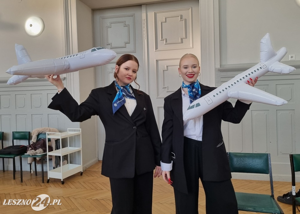 Kurs w ZSE - Jak zostać stewardesą i stewardem linii lotniczych