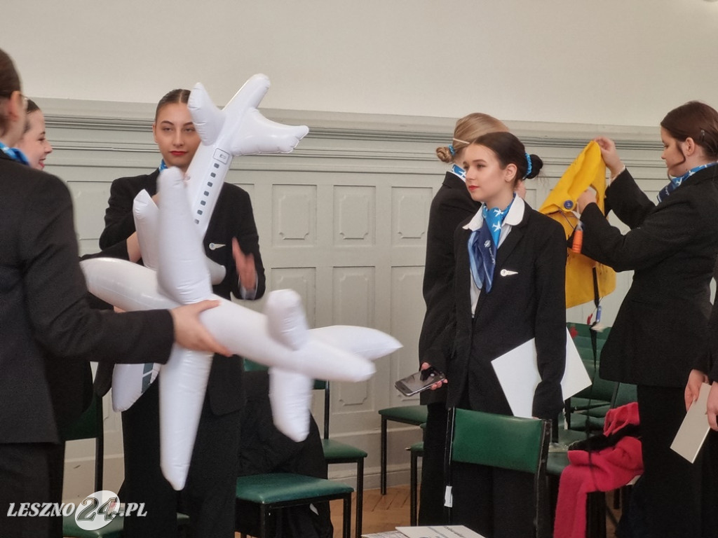 Kurs w ZSE - Jak zostać stewardesą i stewardem linii lotniczych