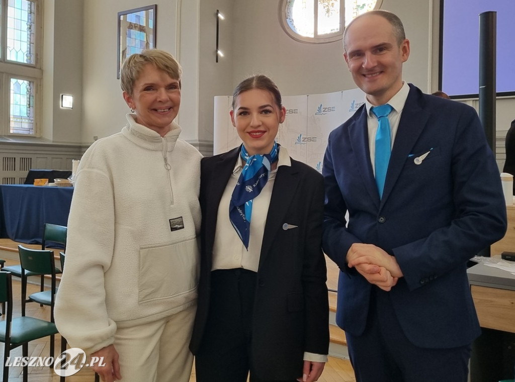 Kurs w ZSE - Jak zostać stewardesą i stewardem linii lotniczych
