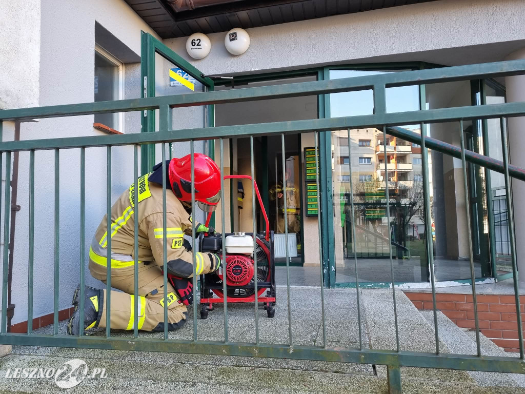 Zadymienie w bloku przy ul. Ostroroga w Lesznie