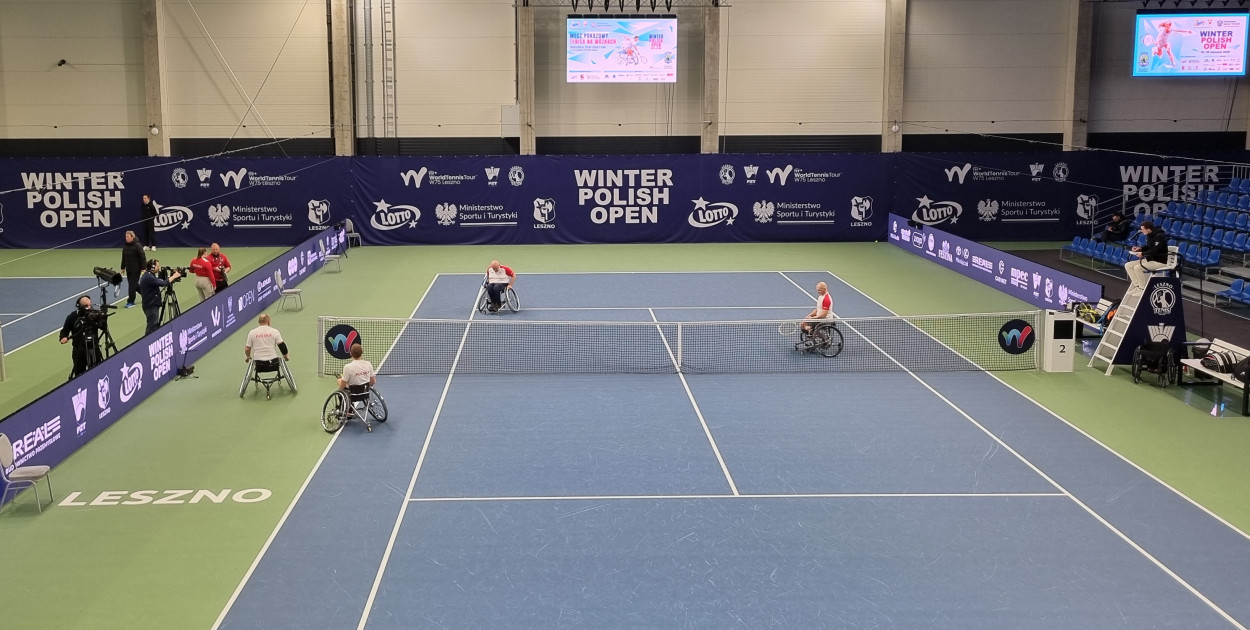 Pokazowy mecz tenistów na wózkach
