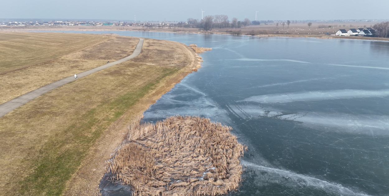 Zamarznięty zbiornik w Rydzynie