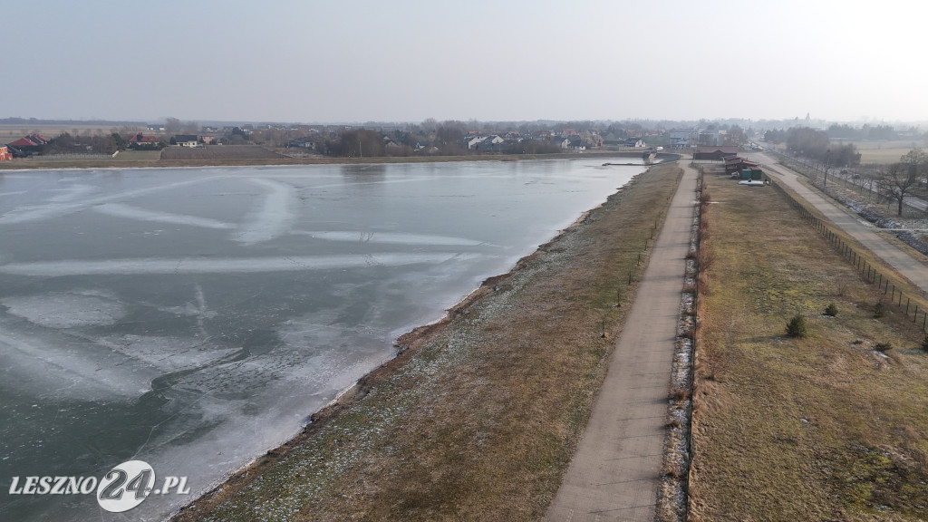 Zamarznięty zbiornik w Rydzynie