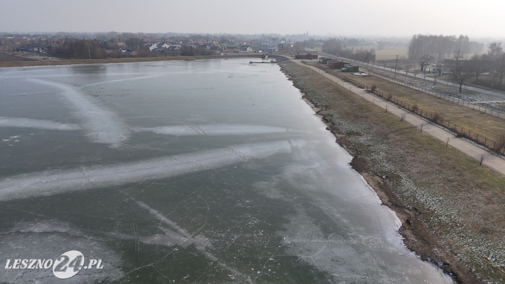 Zamarznięty zbiornik w Rydzynie