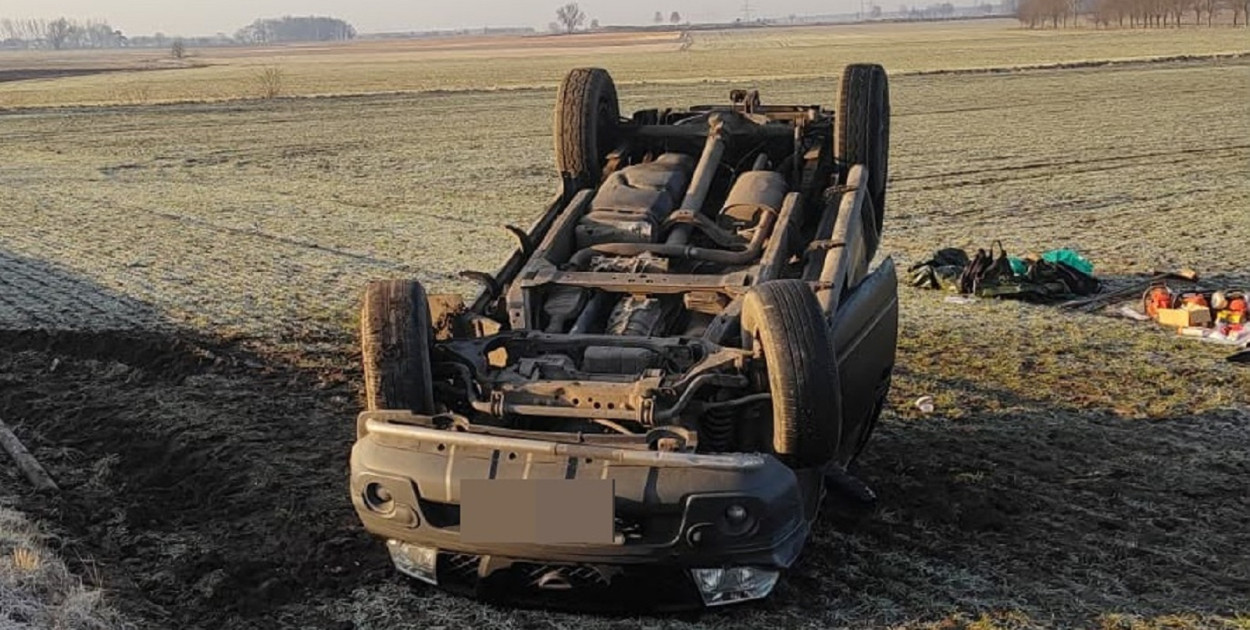 Dachował na polu między Wilkowicami a Mórkowem