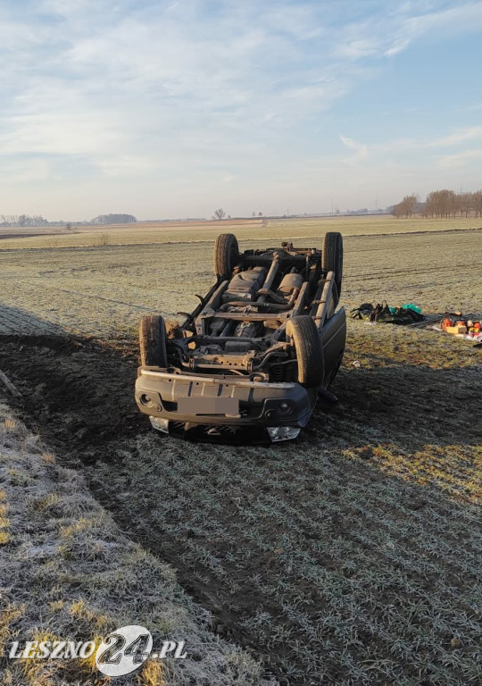 Dachował na polu między Wilkowicami a Mórkowem