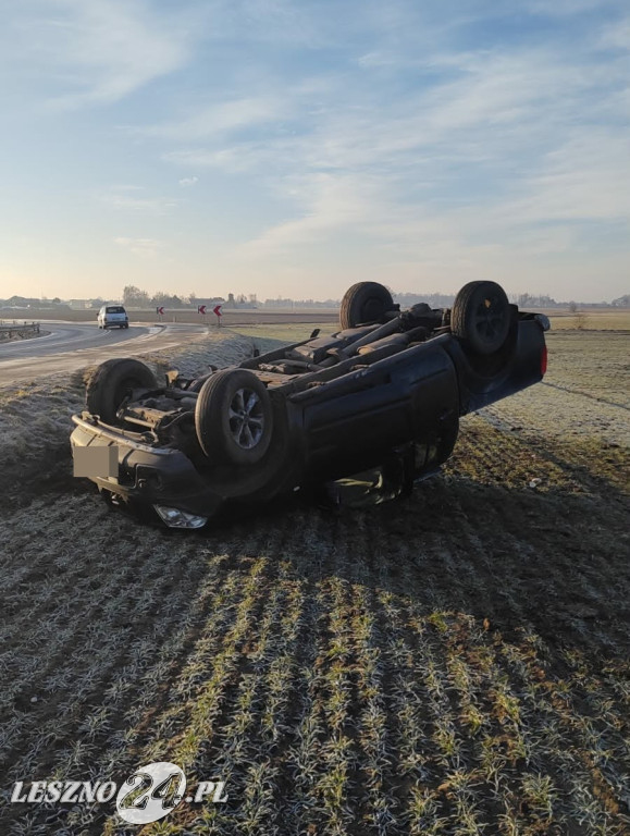 Dachował na polu między Wilkowicami a Mórkowem