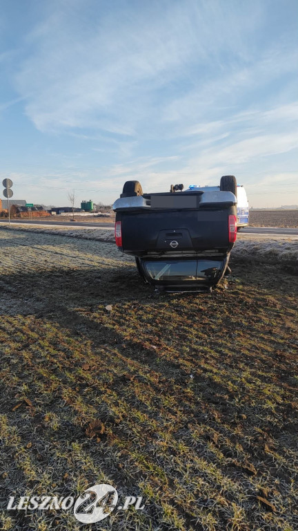 Dachował na polu między Wilkowicami a Mórkowem