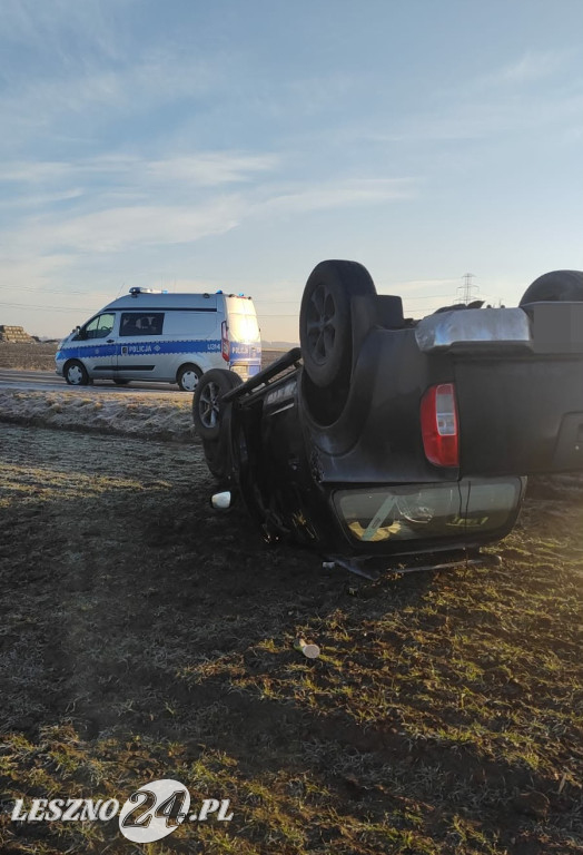Dachował na polu między Wilkowicami a Mórkowem