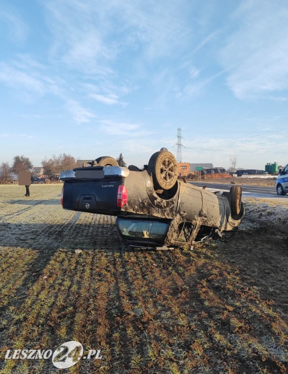 Dachował na polu między Wilkowicami a Mórkowem