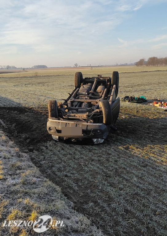 Dachował na polu między Wilkowicami a Mórkowem