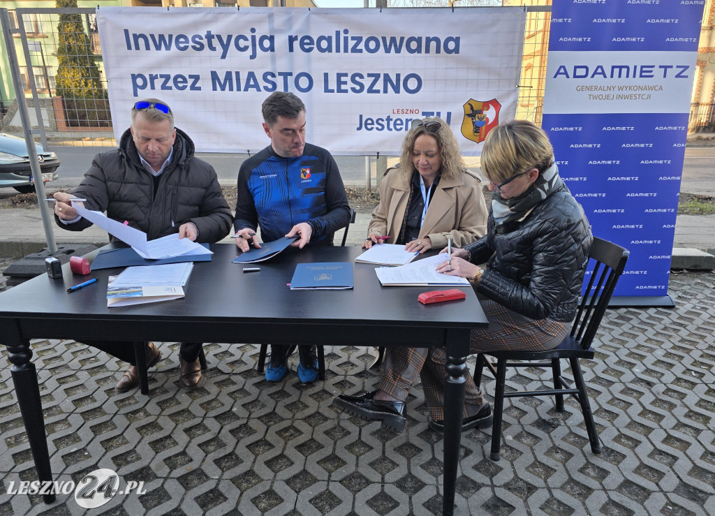 Podpisanie umowy na remont ulicy Święciechowskej