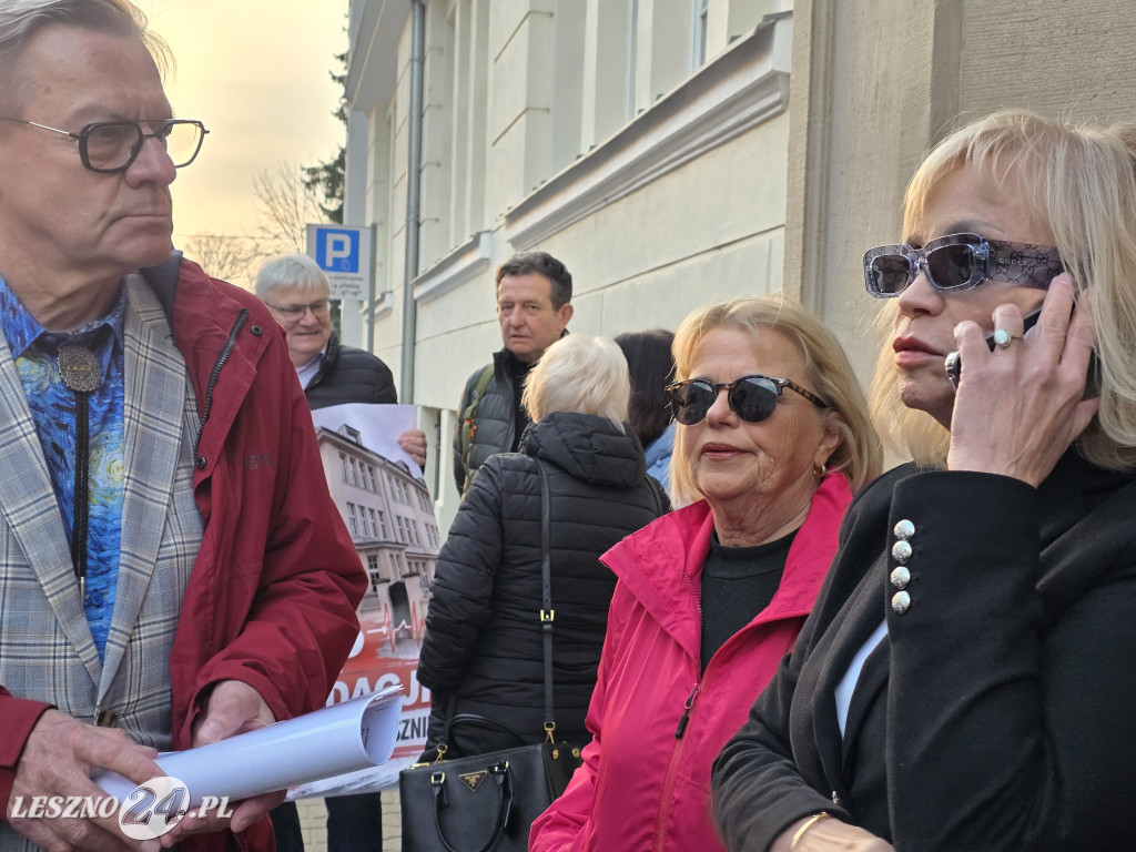 Protest lekarzy przed siedzibą WIL w Lesznie
