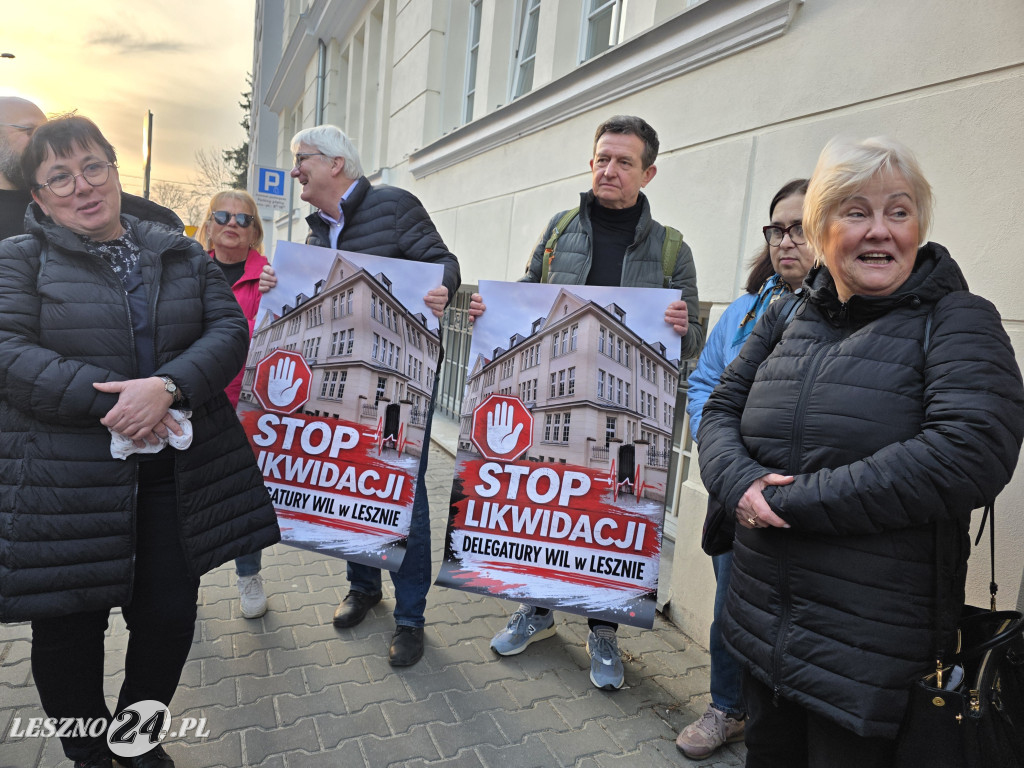 Protest lekarzy przed siedzibą WIL w Lesznie