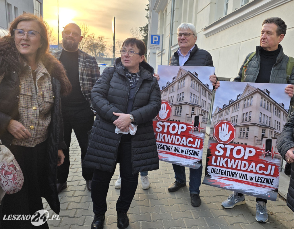 Protest lekarzy przed siedzibą WIL w Lesznie