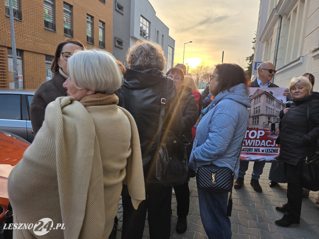 Protest lekarzy przed siedzibą WIL w Lesznie