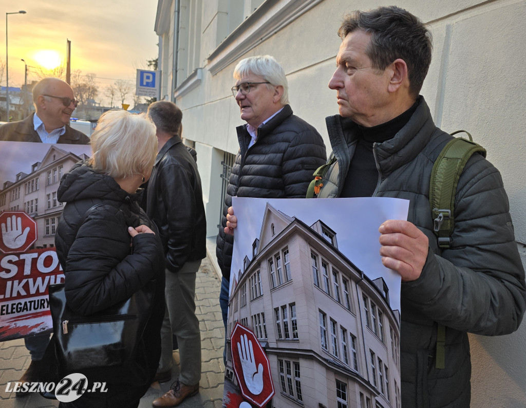Protest lekarzy przed siedzibą WIL w Lesznie