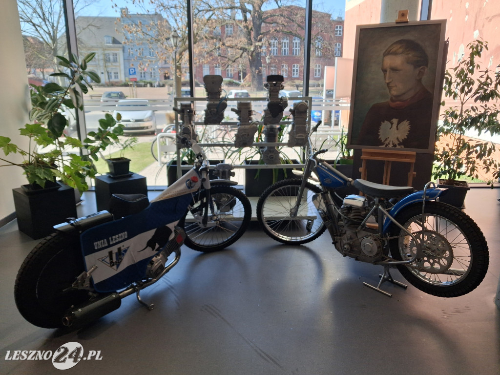 Żużlowa wystawa w Miejskiej Bibliotece Publicznej