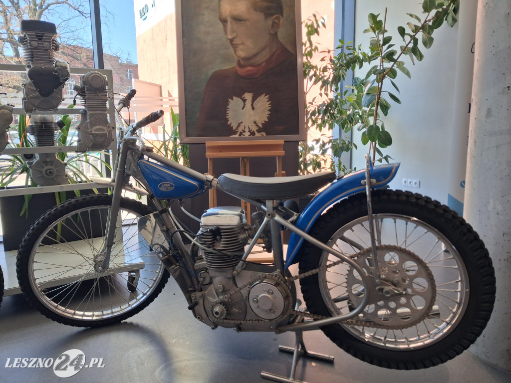 Żużlowa wystawa w Miejskiej Bibliotece Publicznej