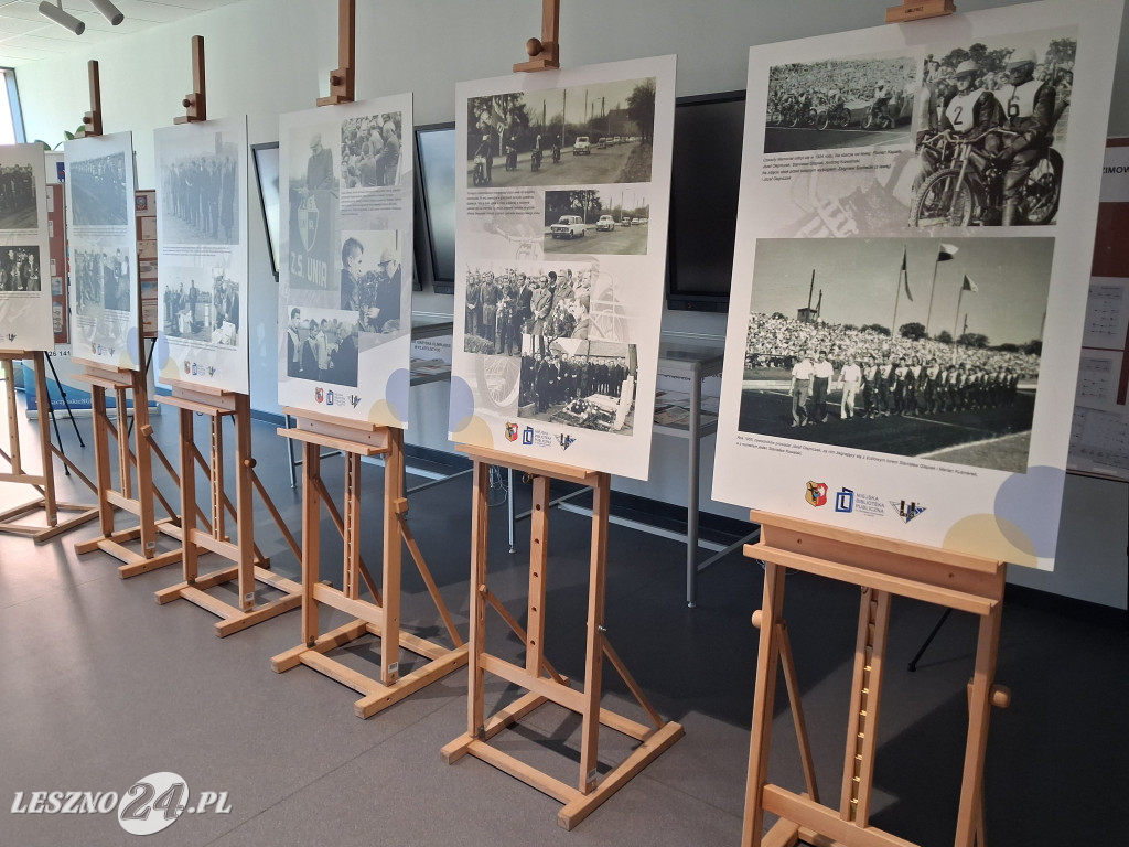 Żużlowa wystawa w Miejskiej Bibliotece Publicznej