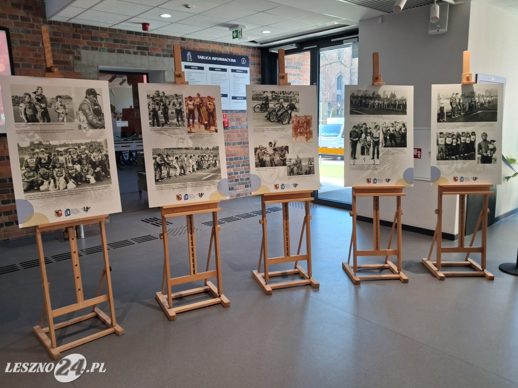 Żużlowa wystawa w Miejskiej Bibliotece Publicznej