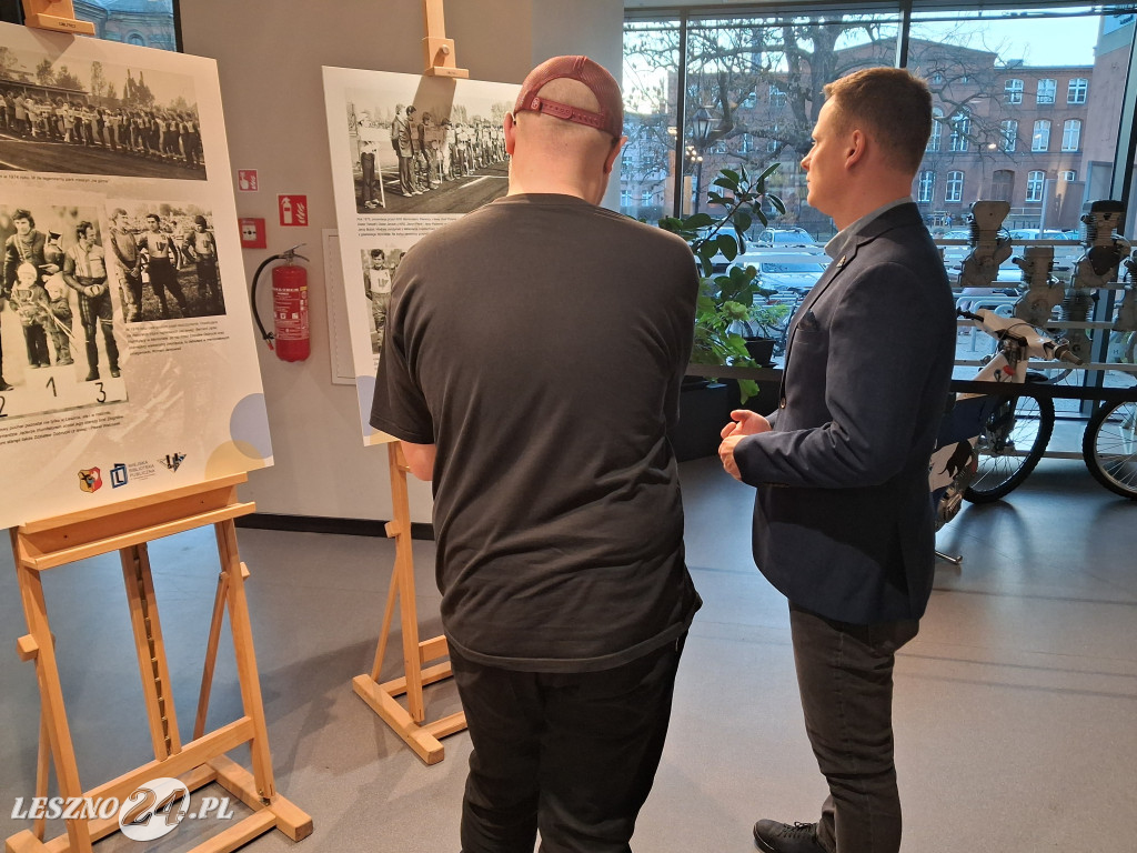 Żużlowa wystawa w Miejskiej Bibliotece Publicznej