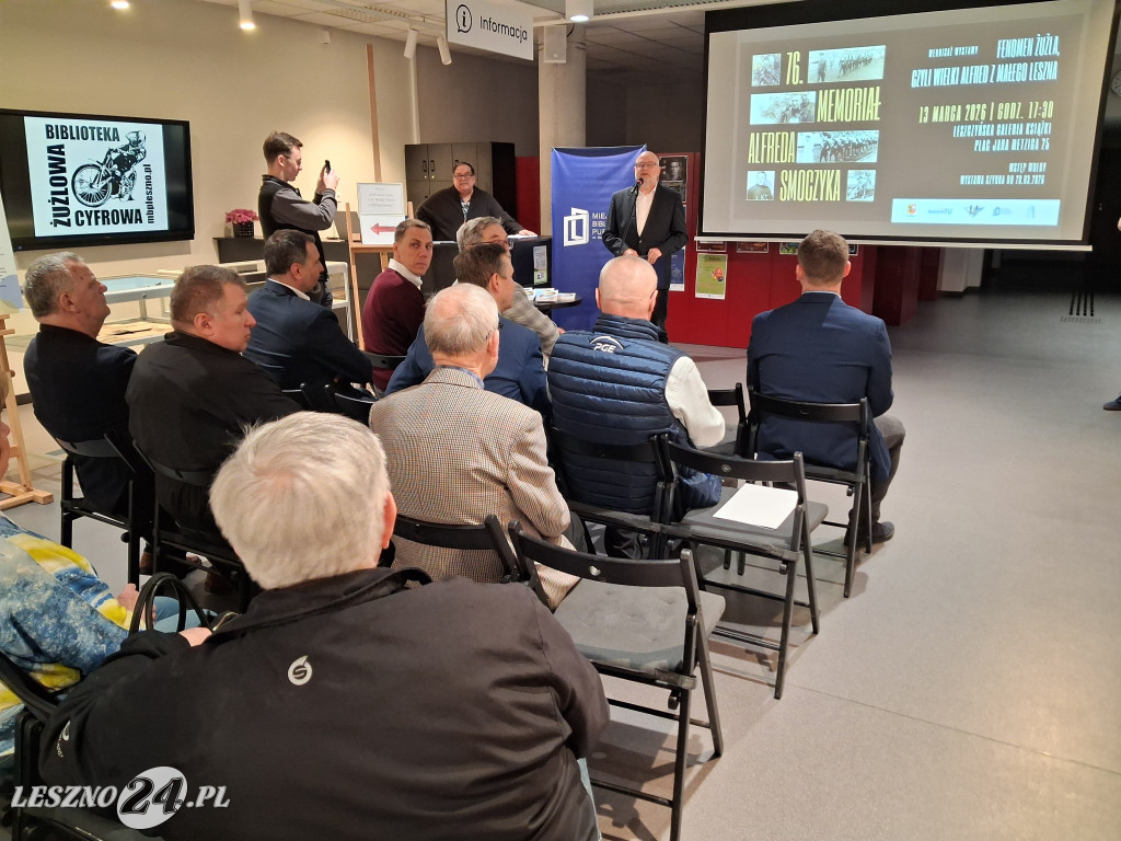 Żużlowa wystawa w Miejskiej Bibliotece Publicznej