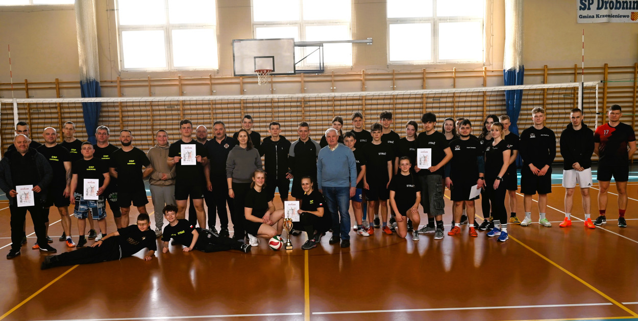 Strażacy grali w siatkówkę