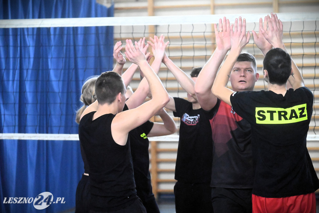 Strażacy grali w siatkówkę