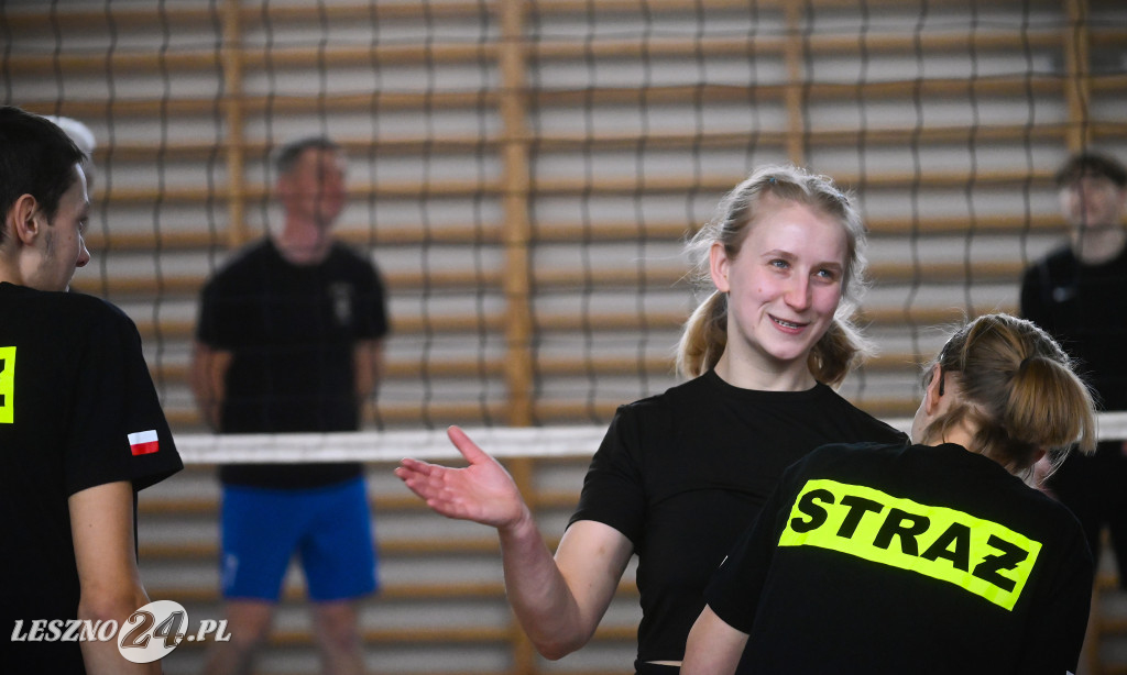 Strażacy grali w siatkówkę