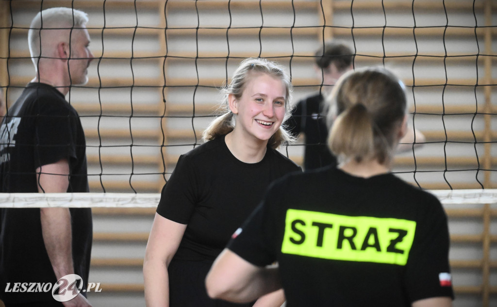 Strażacy grali w siatkówkę