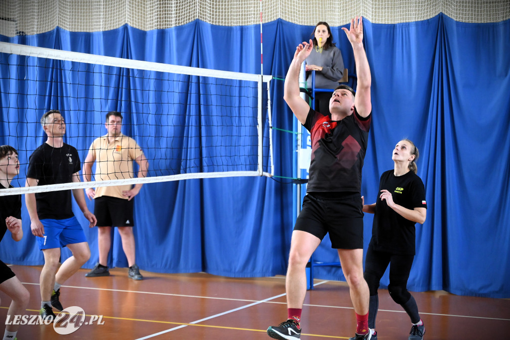 Strażacy grali w siatkówkę