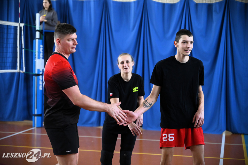 Strażacy grali w siatkówkę