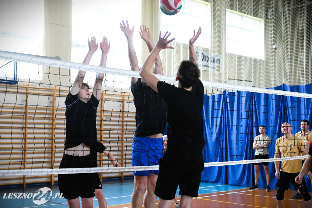 Strażacy grali w siatkówkę