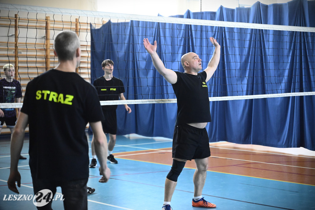 Strażacy grali w siatkówkę
