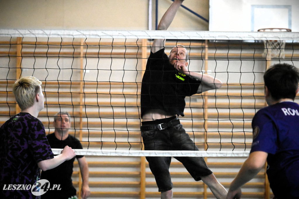 Strażacy grali w siatkówkę